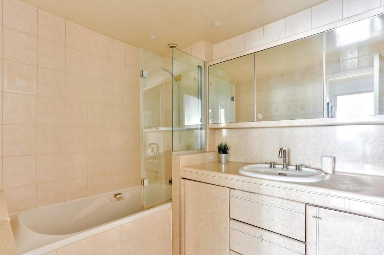 Appartement Quartier Arc De Triomphe Free Netflix Paris Luaran gambar